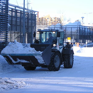 Loader_removing_snow_Jyväskylä.jpg